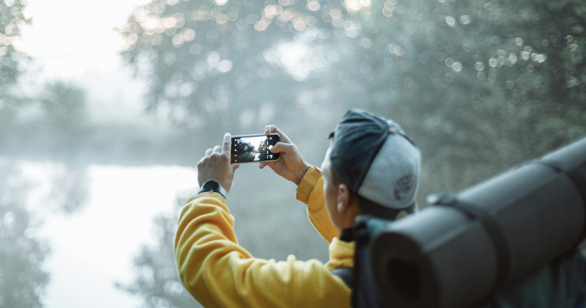 Viajero haciendo una foto de un paisaje para viajar en camper