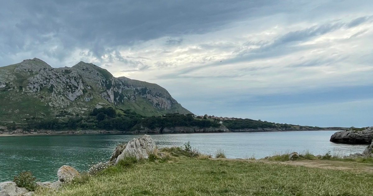 Paisaje de montañas y un lago en Cabrales, Cantabria. Ruta de 28 días en camper por el norte de España.