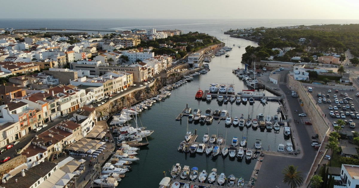 Plano de Drone del puerto y ciudad de caIUTADELLA DE mENORCA. Ruta Camper en Menorca