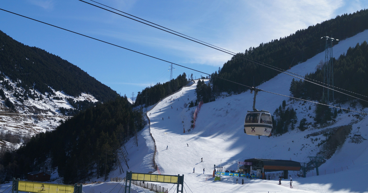 Pista de esquí nevada en Grandvalira, Andorra.