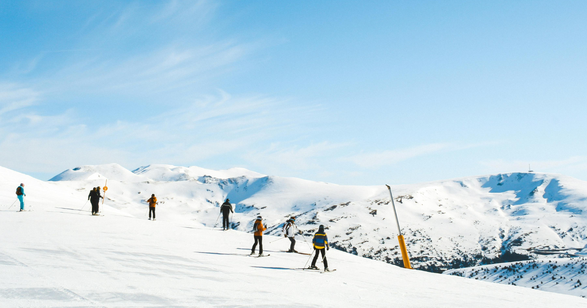 Pista de esquí nevada en Sierra Nevada, España.