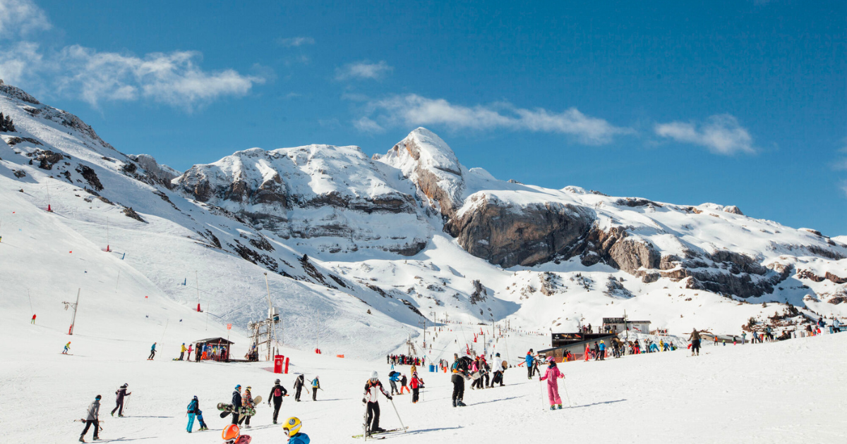 Pista de esquí nevada en Candanchú, España.