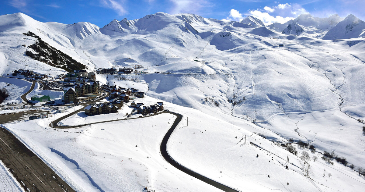 Pista de esquí nevada en Peyragudes, Francia.